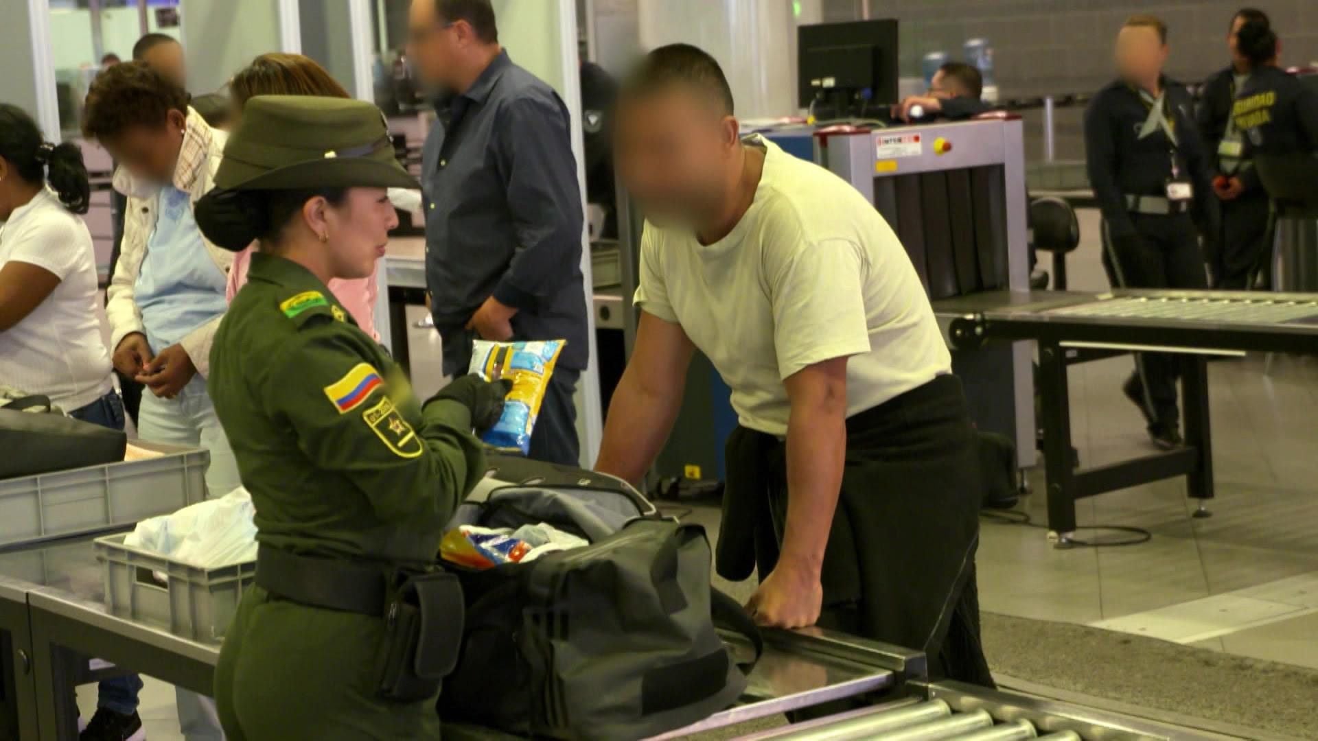 Frau mit Drogen am internationalen Flughafen von Peru