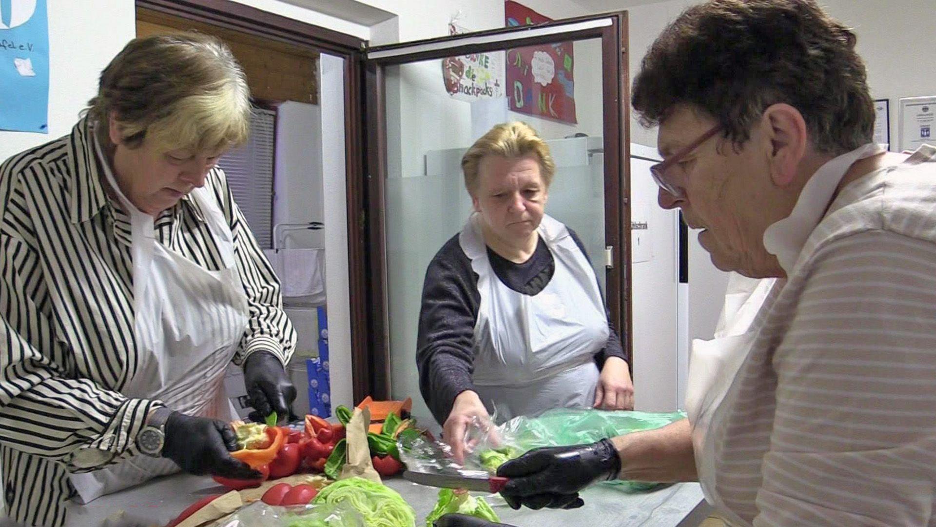 Helfer mit Kochlöffel - Deutschlands Tafeln und Suppenküchen