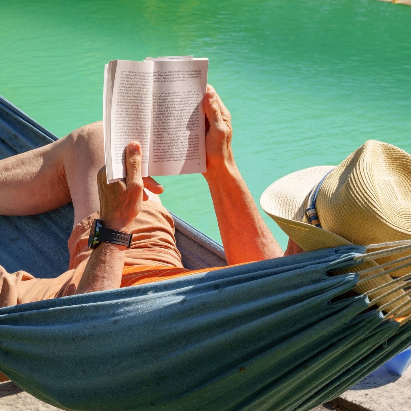 lesenswert Magazin mit neuen Büchern von Şeyda Kurt, Heinz Strunk, Louise K. Böhm und einer Reportage über das ganz besondere Lesegefühl im Sommerurlaub