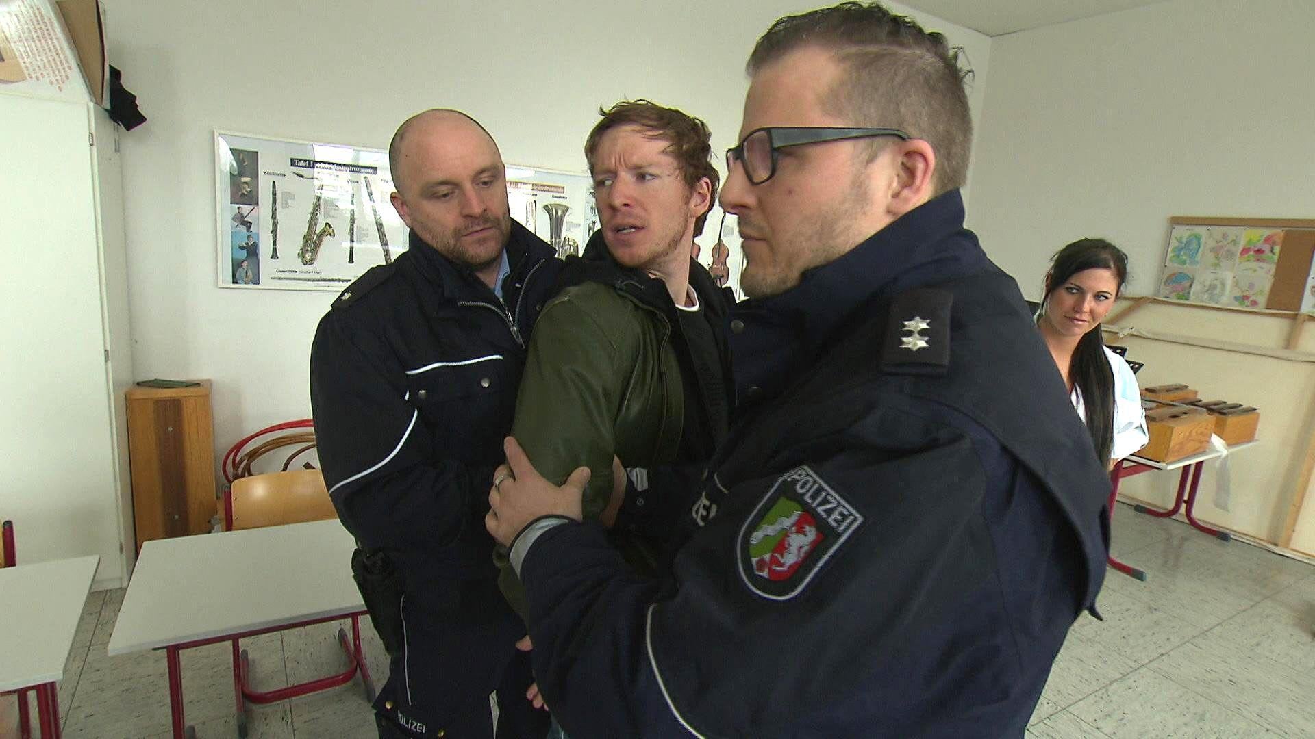 Neuer Freund wird beim Elternsprechtag verhaftet