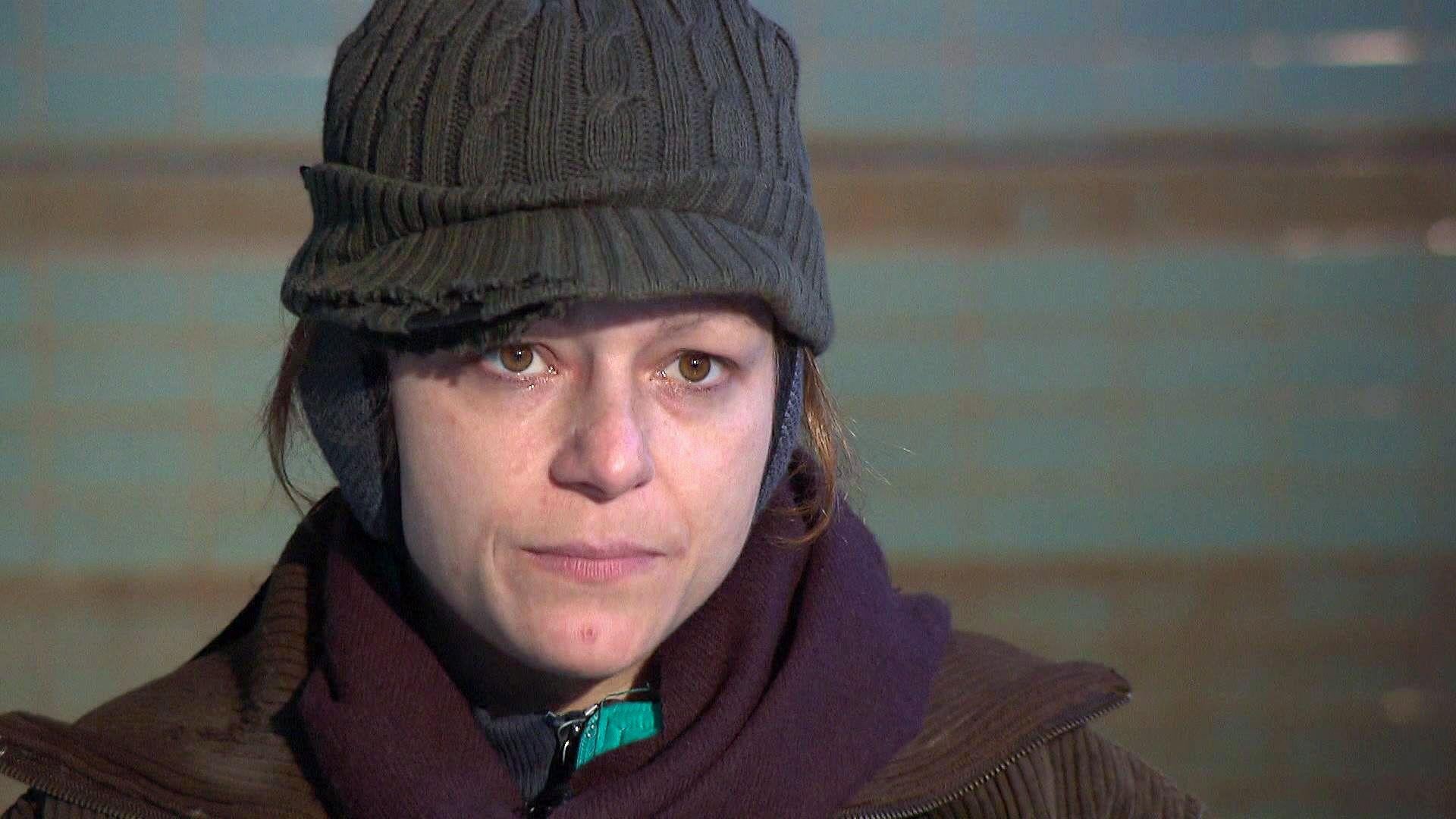 Obdachlose Mutter leidet darunter, dass ihr Kind weggenommen wurde
