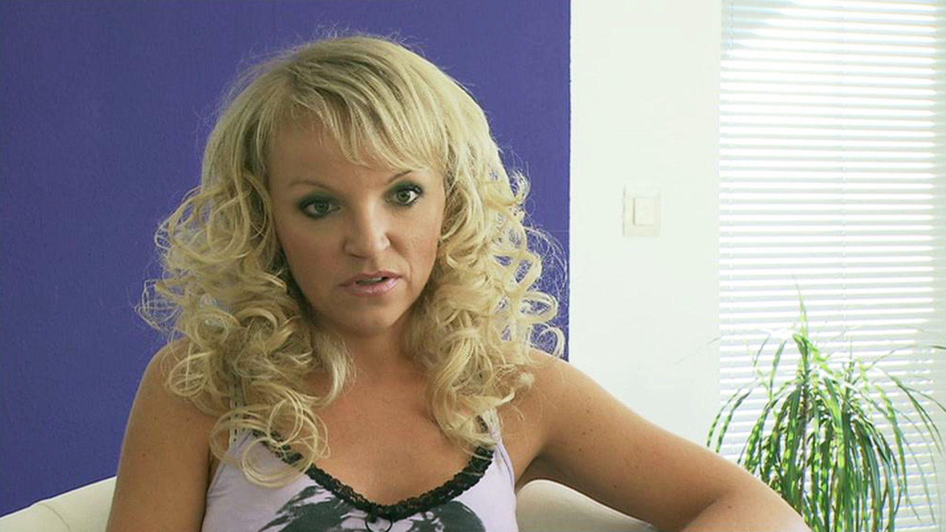 Verschuldete Sexbomben bringen Gerichtsvollzieher-Ehefrau auf die Palme