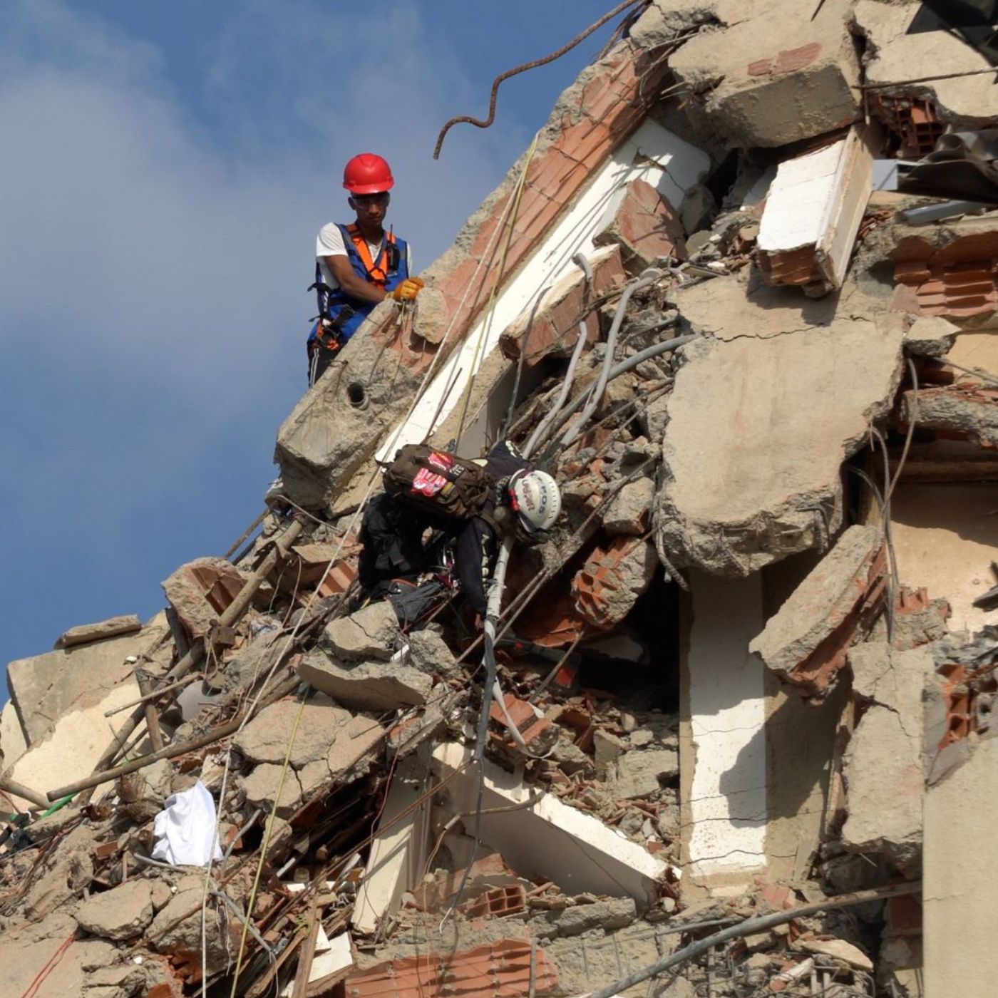 "No la voy a dejar sola": Cristián lleva un mes buscando el cuerpo de su madre tras terremoto en La Guaira