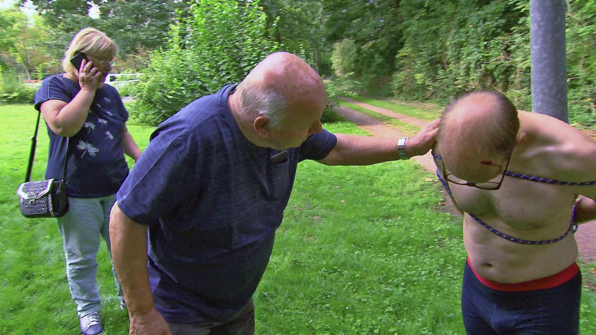 Nackter Mann wird an Baum gefesselt