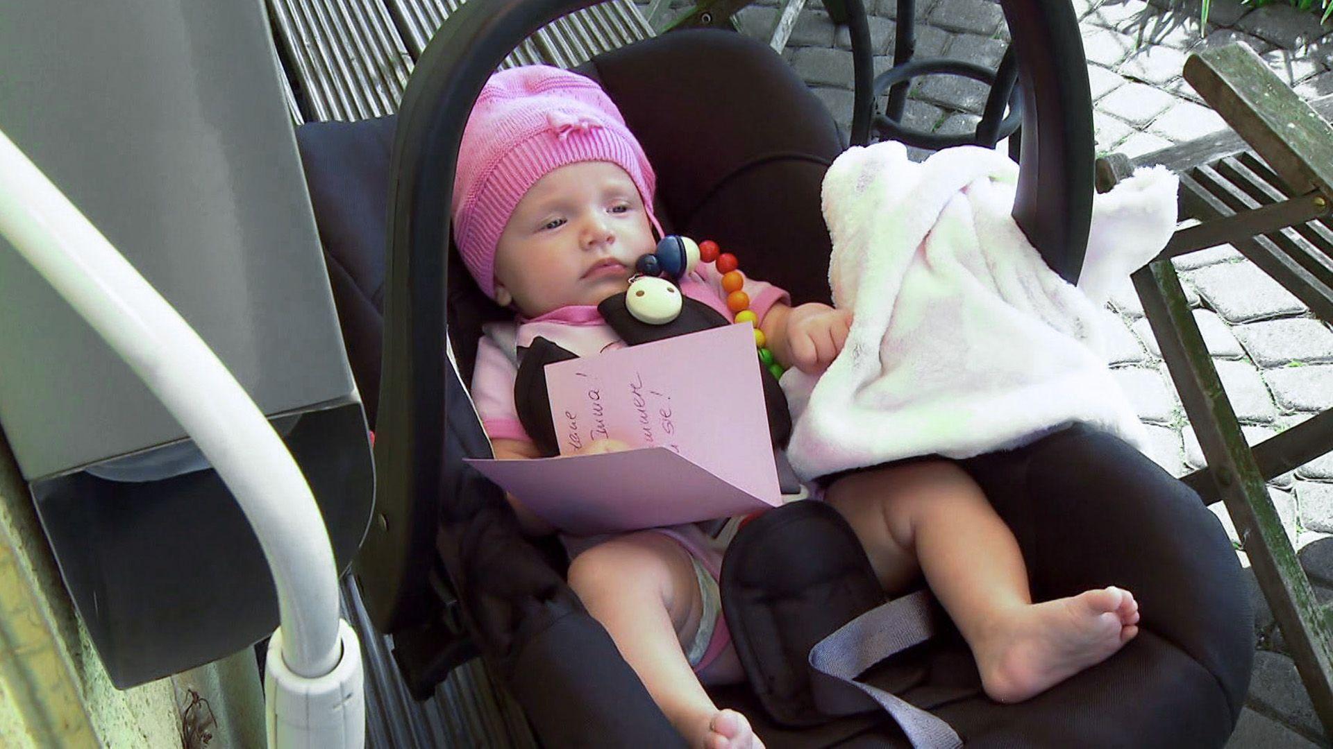 Mutter findet ausgesetztes Baby vor der Haustür