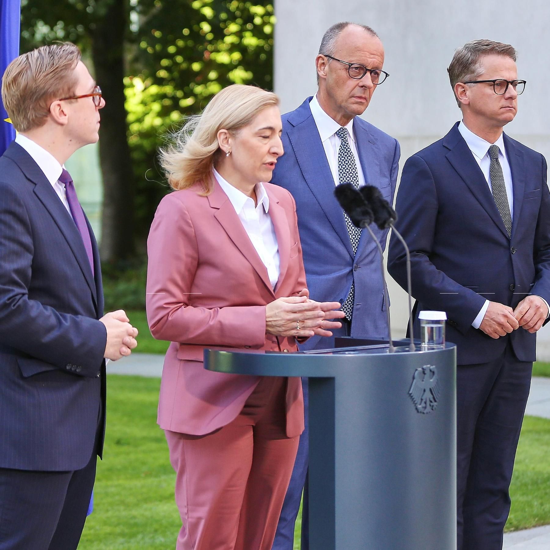 Kabinettsumbildung: Schwarz-rotes Personalkarussel nimmt Fahrt auf