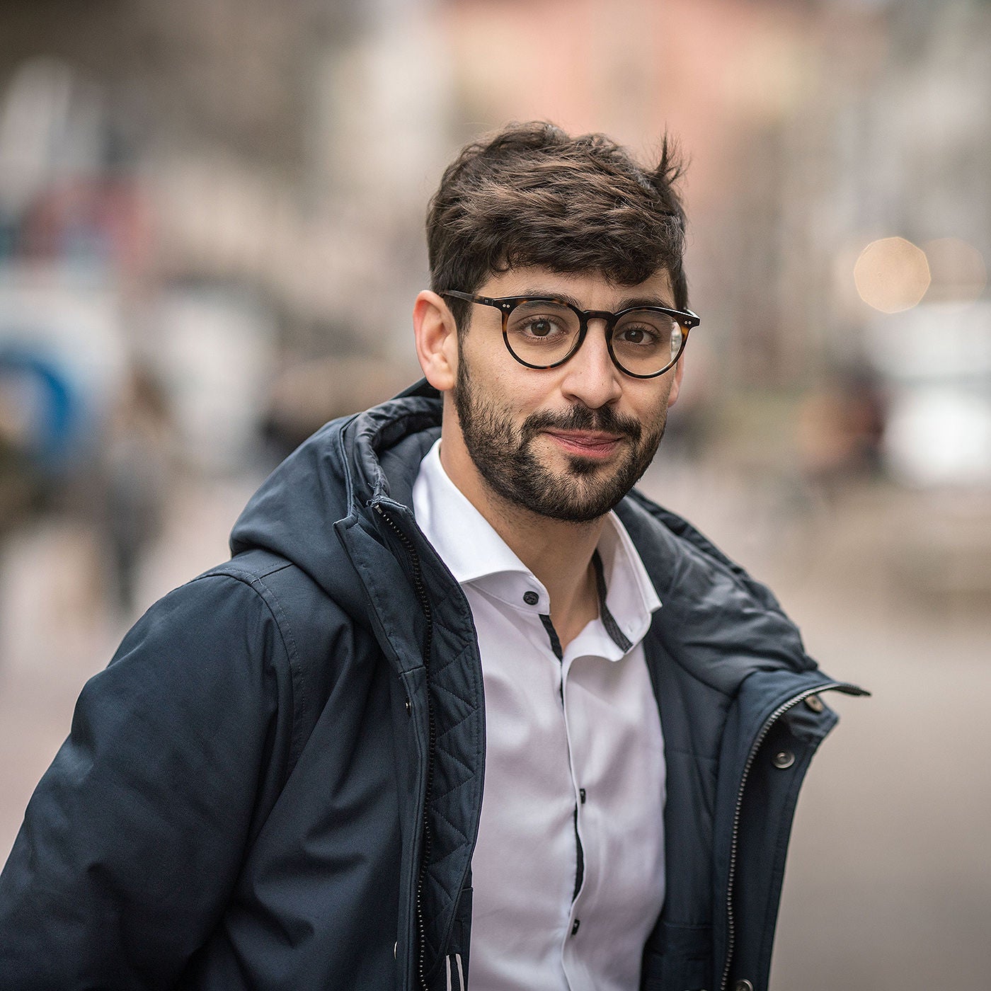 "Wir müssen Menschen mit Tourette Mut machen, sich nicht zurückzuziehen." | Bijan Kaffenberger, Politiker mit Tourette