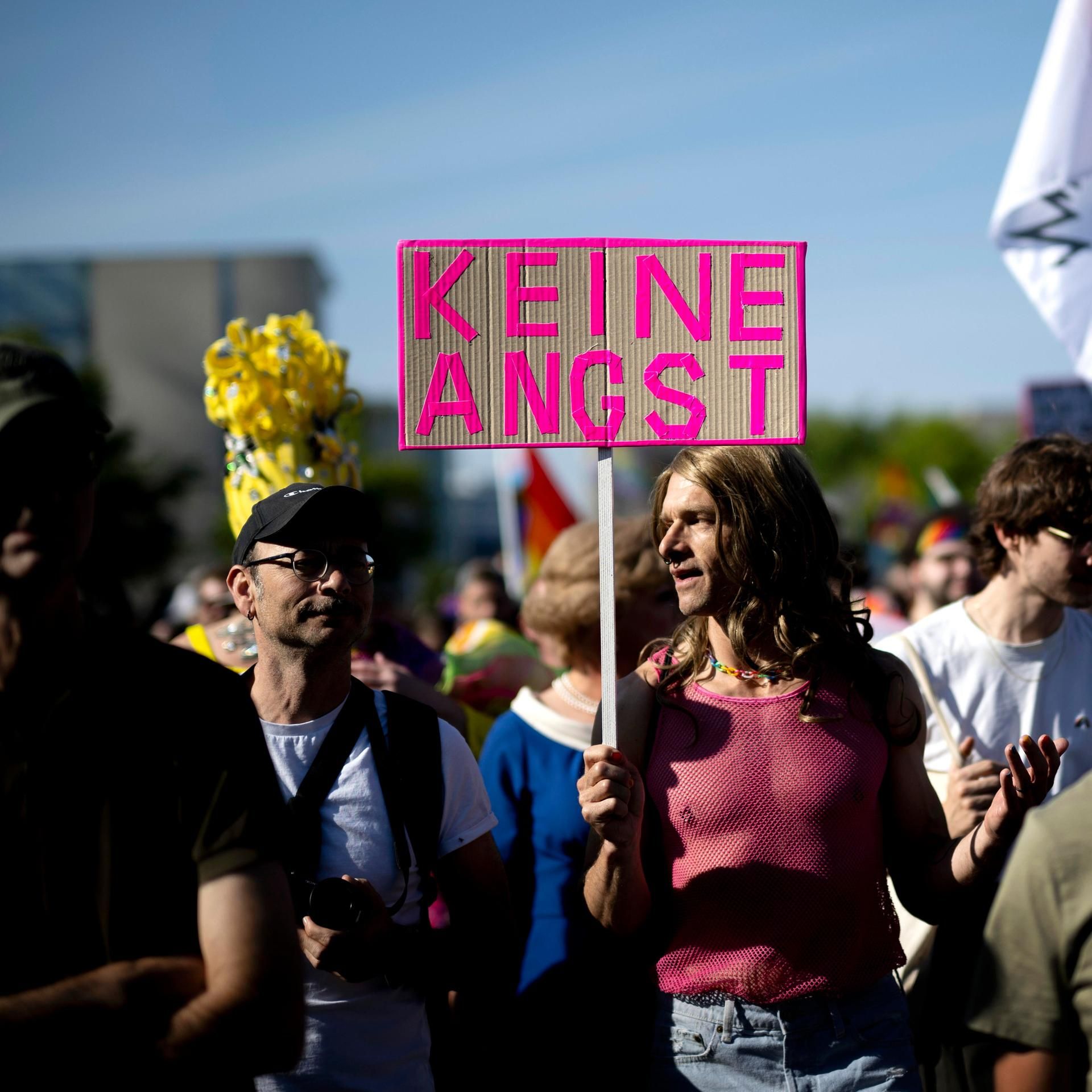 CSD-Anschlag in Berlin - Tiefe Trauer und der Ruf nach Aufklärung
