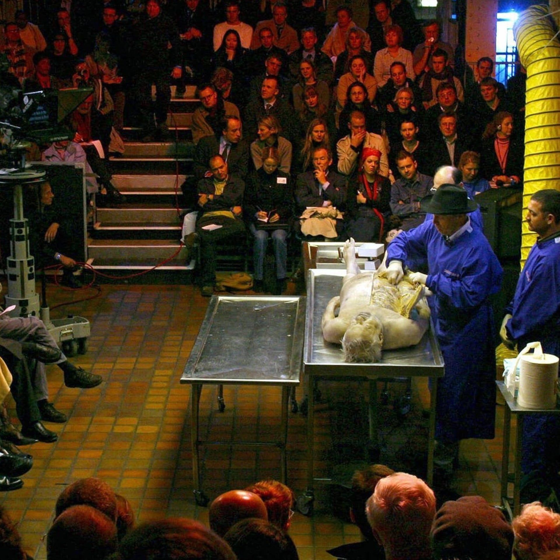 Gunther von Hagens seziert öffentlich eine Leiche in London | 20.11.2002