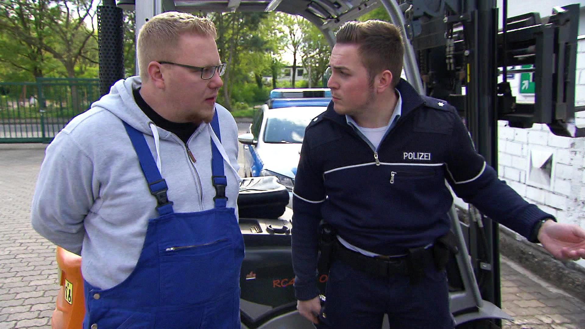 Angestellter gabelt seinen Chef auf