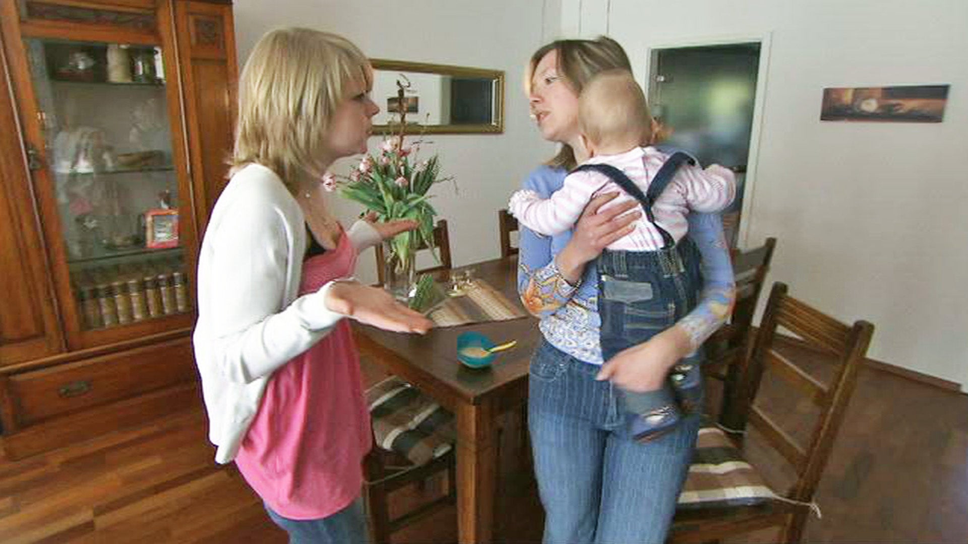 Kinderlose Schwester will junger Mutter ihr Kind wegnehmen