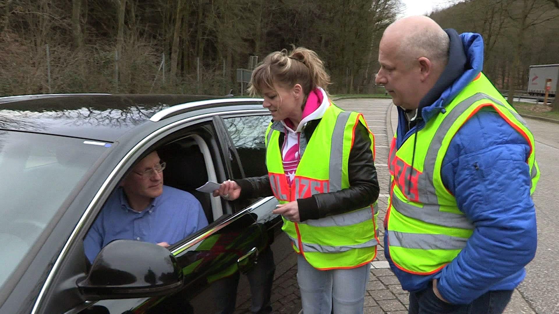 Arroganter Raser will Polizei belehren