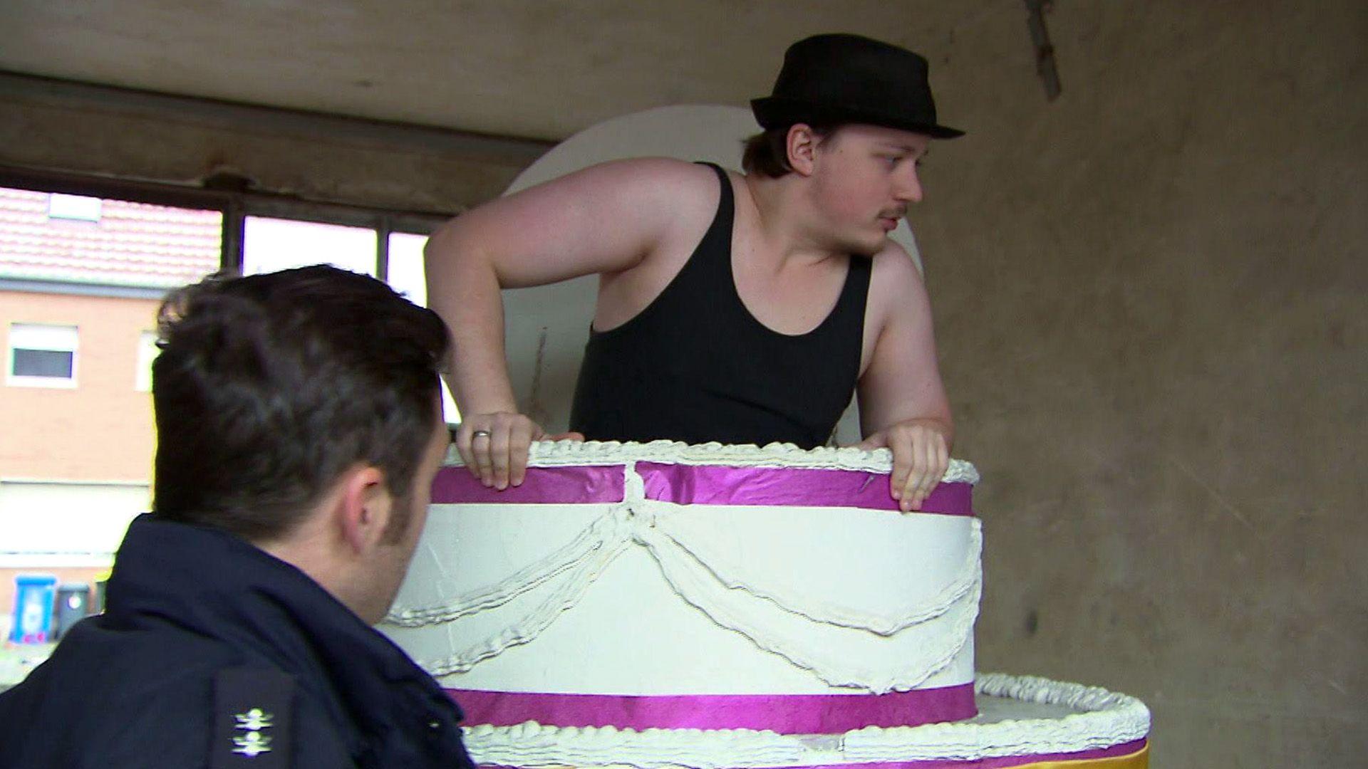 Torte wird samt Stripper entführt / Pony in Wohnung?