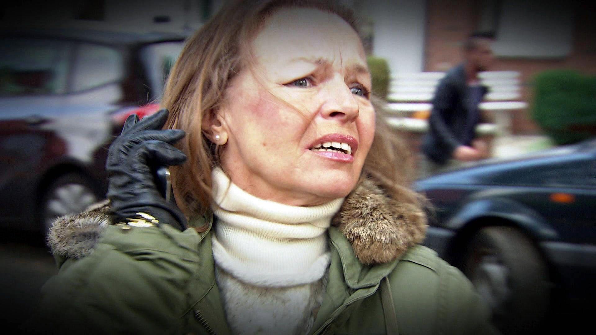 Frau wird von ihrem Sohn im Auto angegriffen