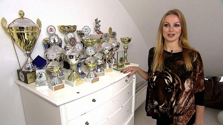 Lebensfroher Tanzprofi trifft auf eingeschüchterten Sportmuffel