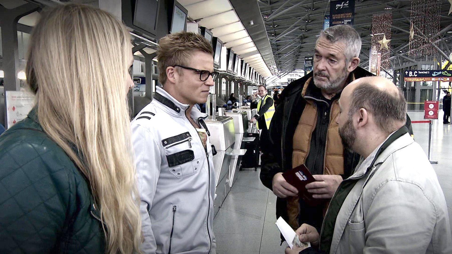 Frau erfährt am Flughafen, dass ein Haftbefehl gegen ihren Freund erlassen wurde
