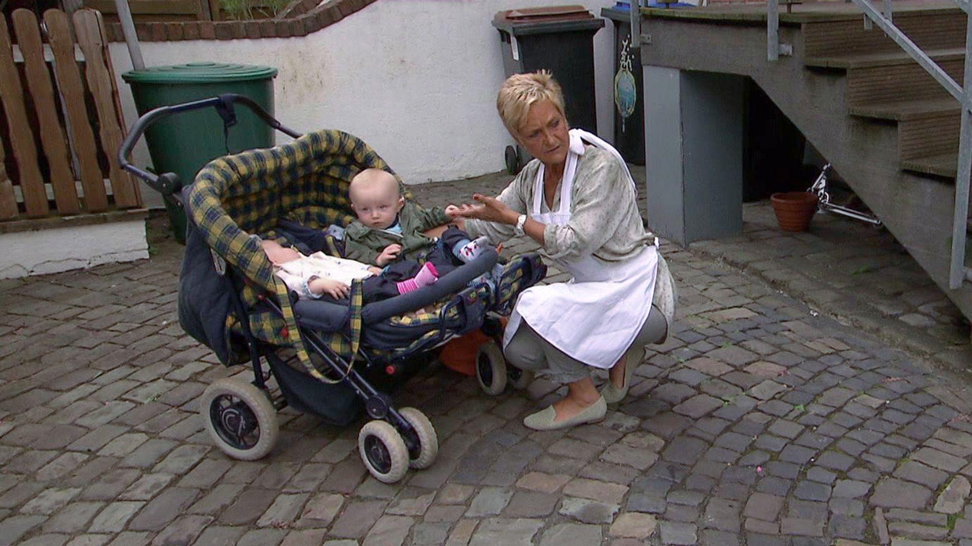 Frau findet Zwillinge vor der Haustür
