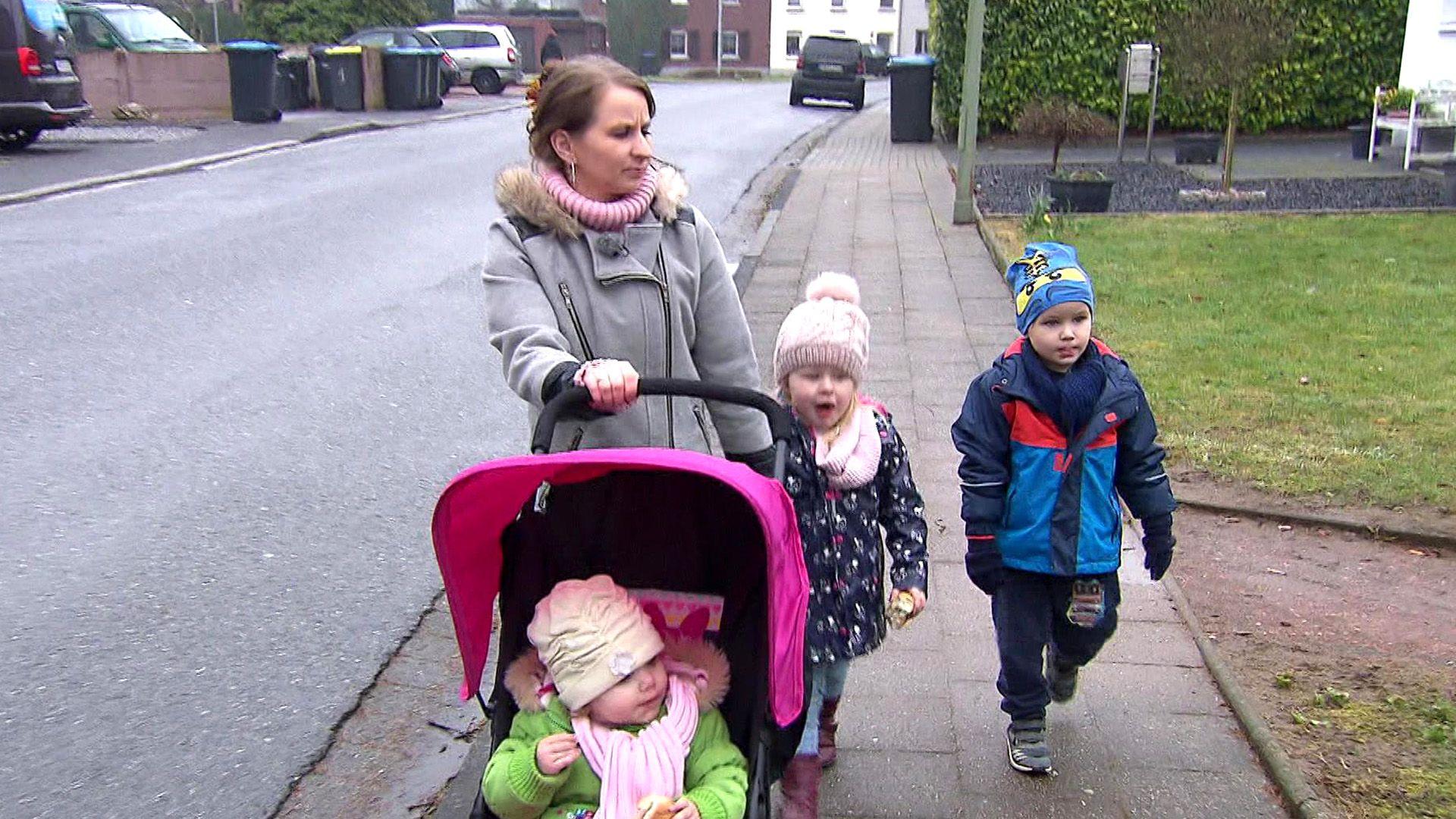 Familie Kurzidem mit fast kleinwüchsiger Mutter