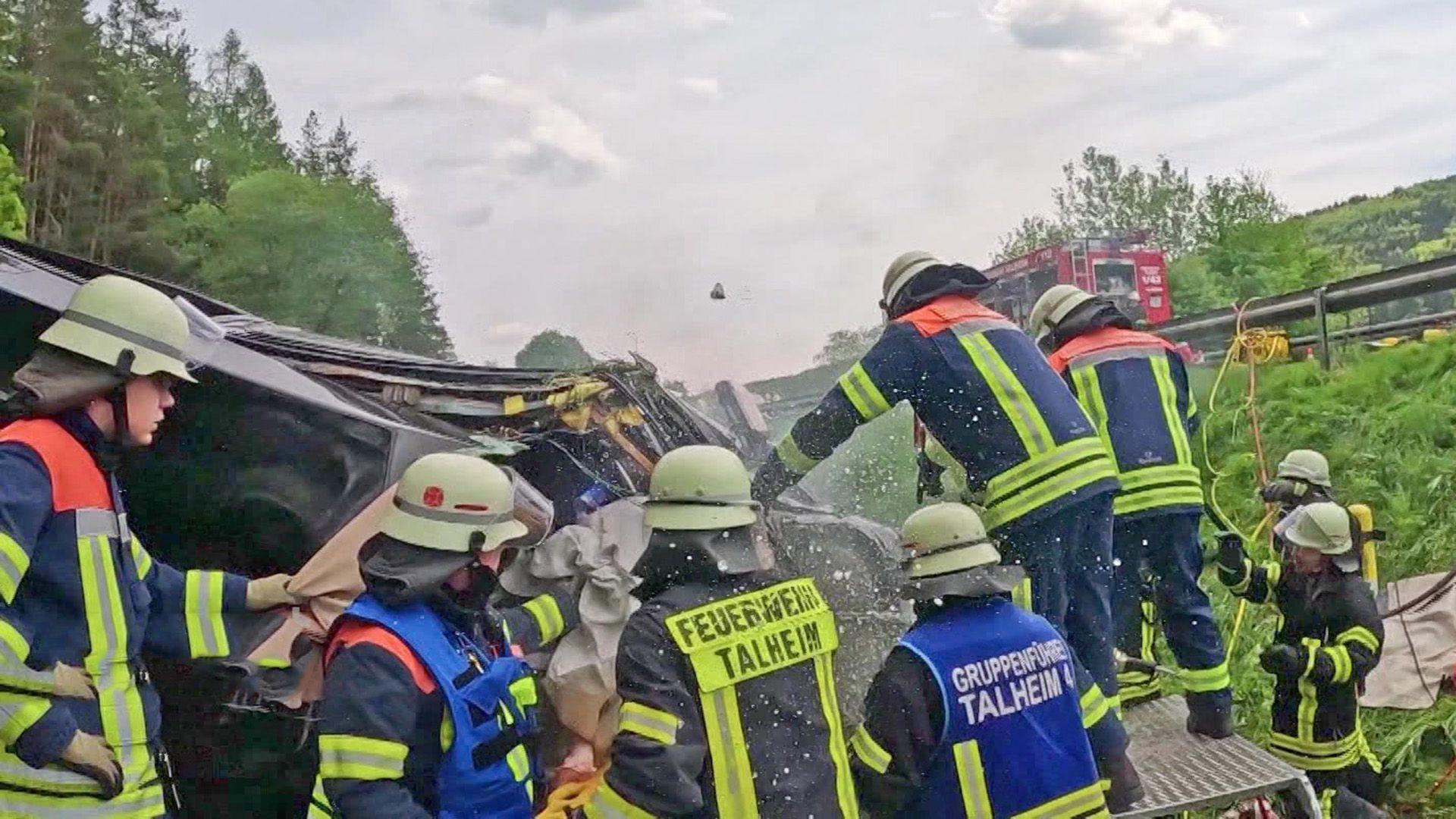 Feuerwehr befreit eingeklemmten Fahrer