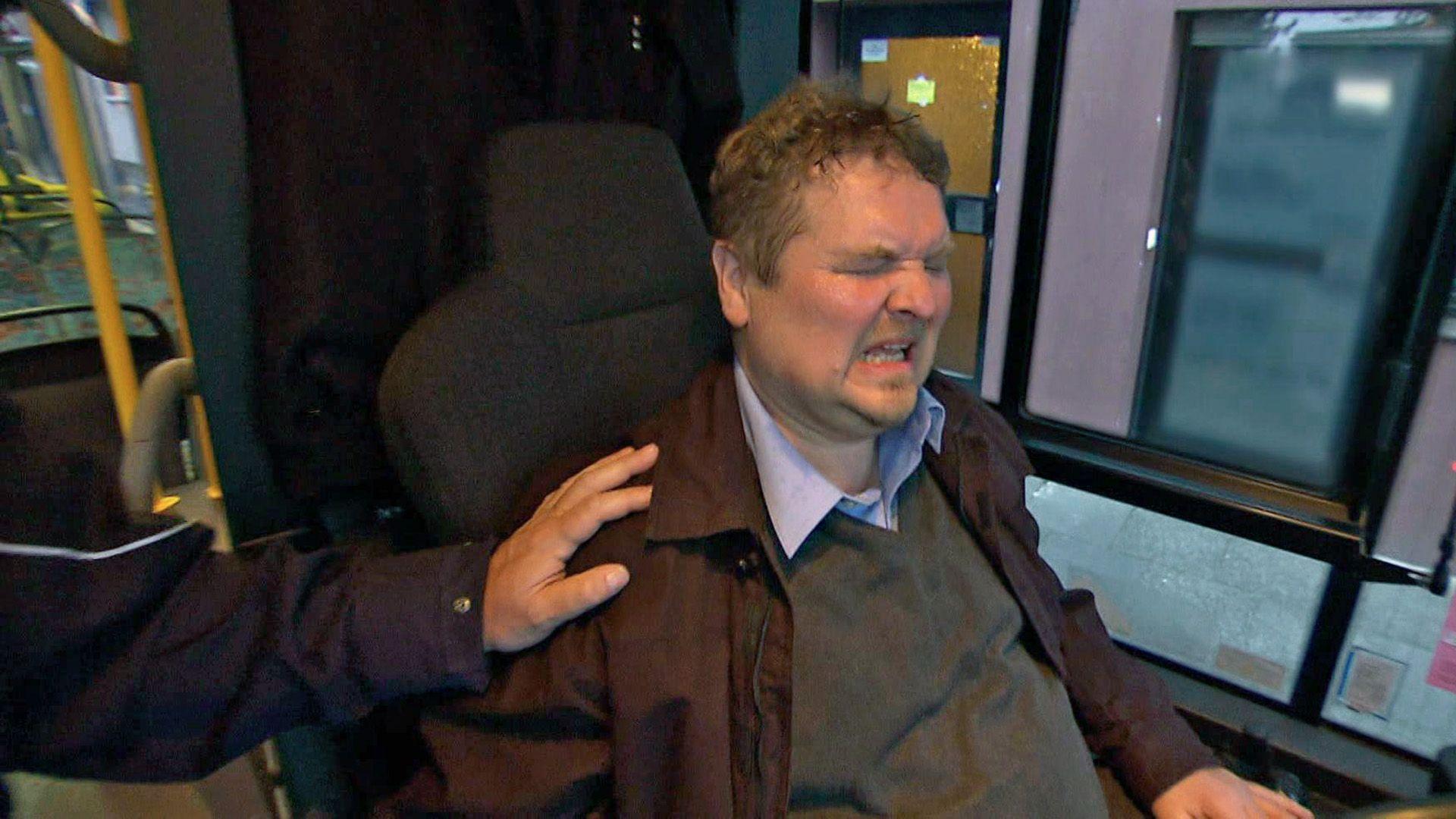 Durchgedrehter Busfahrer lässt Kinder nicht aus Bus aussteigen