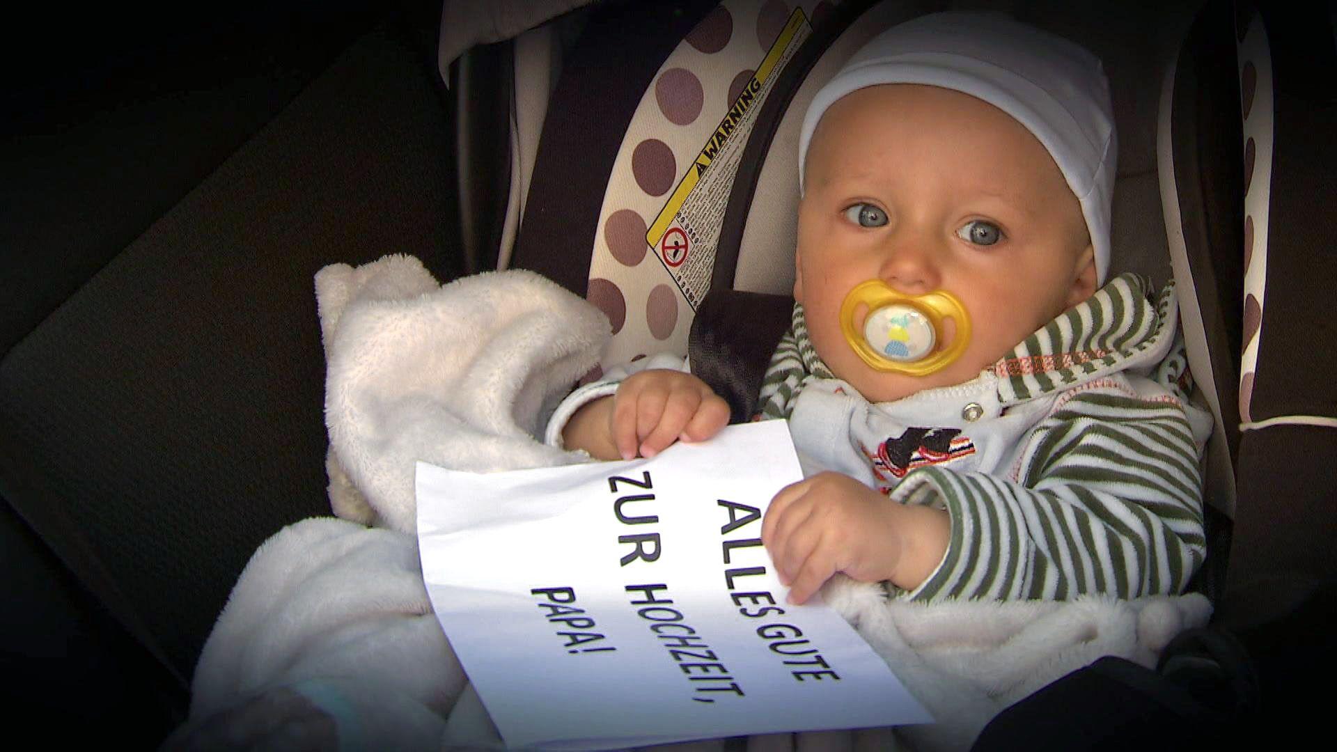 Frau findet an ihrem Hochzeitstag ein Baby in ihrem Auto/Merkwürdige Polizisten nehmen Verlobten fes