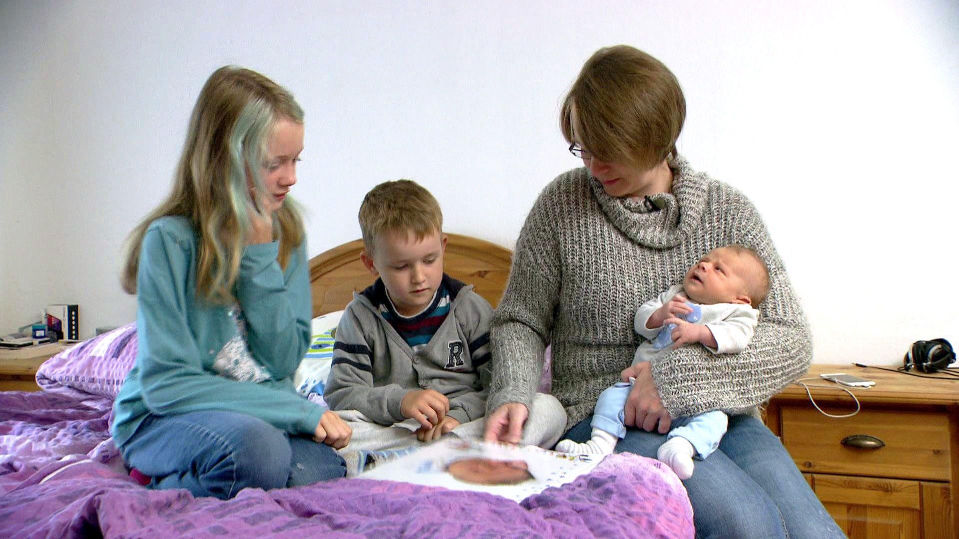 Beim neuen Geschwisterchen steht die Familie Kopf