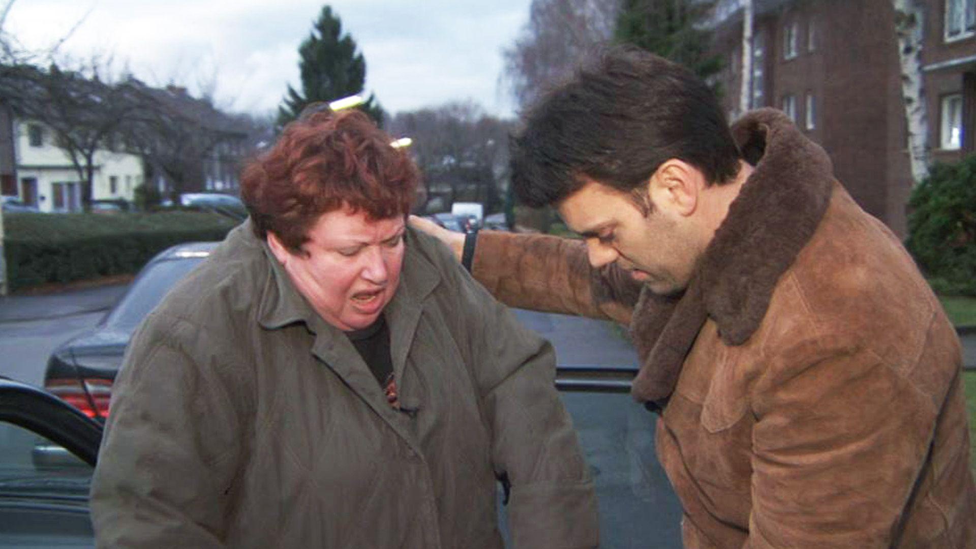 Krawallige Mutter terrorisiert Sohn und dessen Freundin