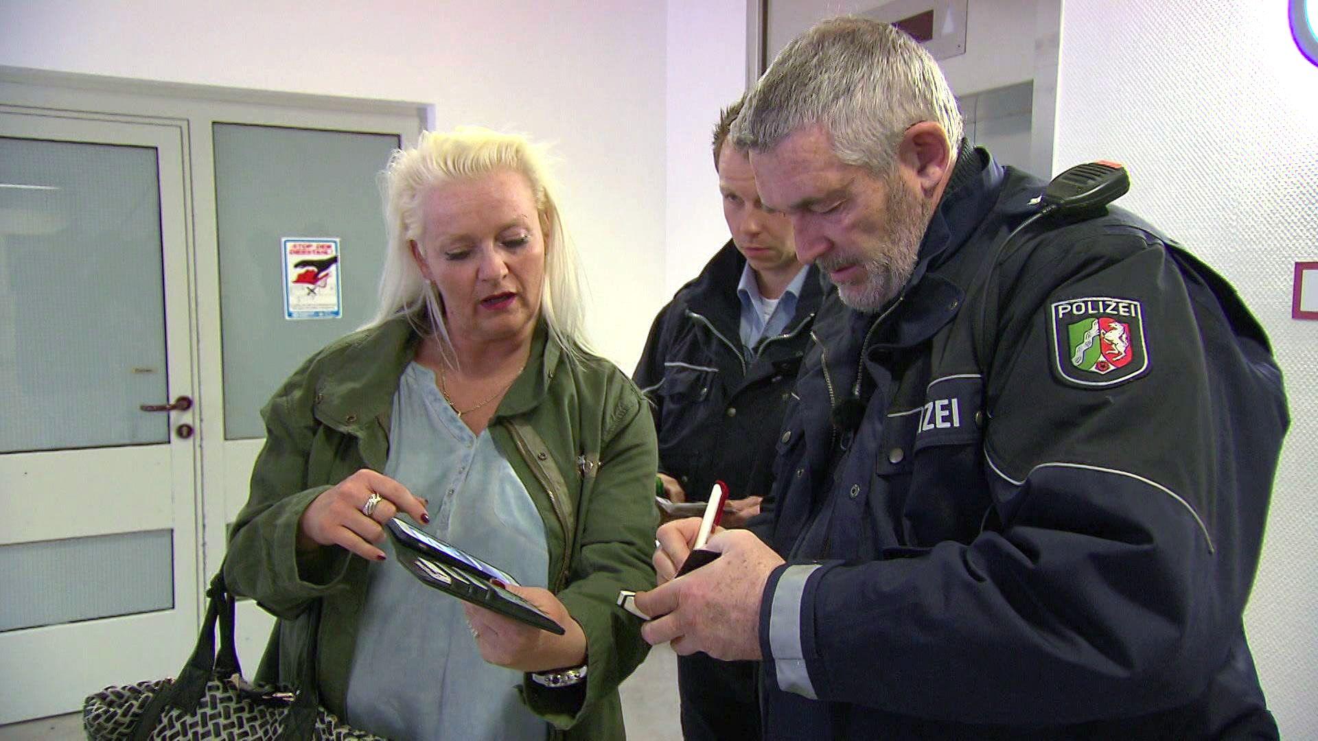 Frau mit Puppe treibt sich in Krankenhaus herum