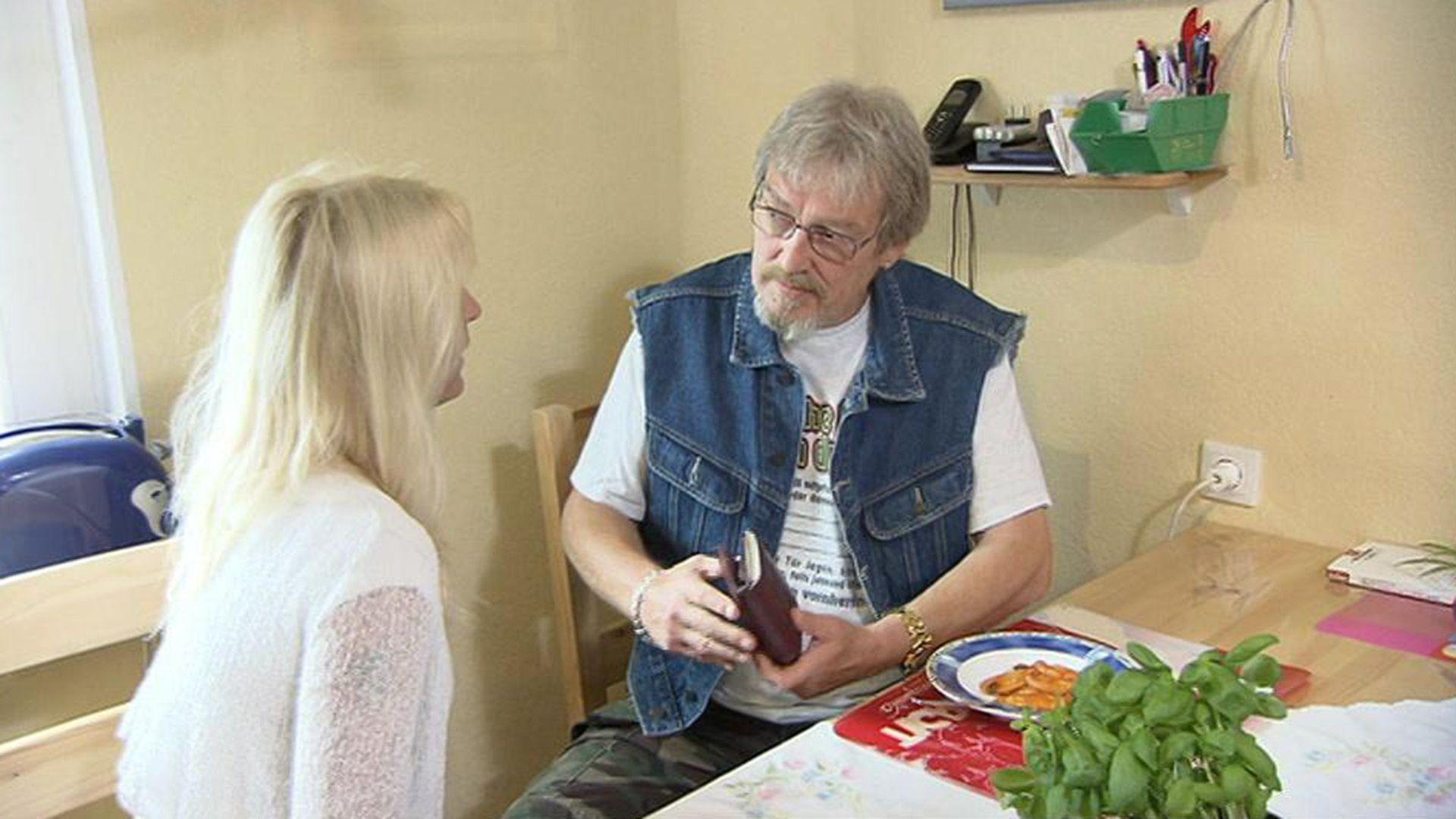 Haushälterin nimmt faulen Vater aus