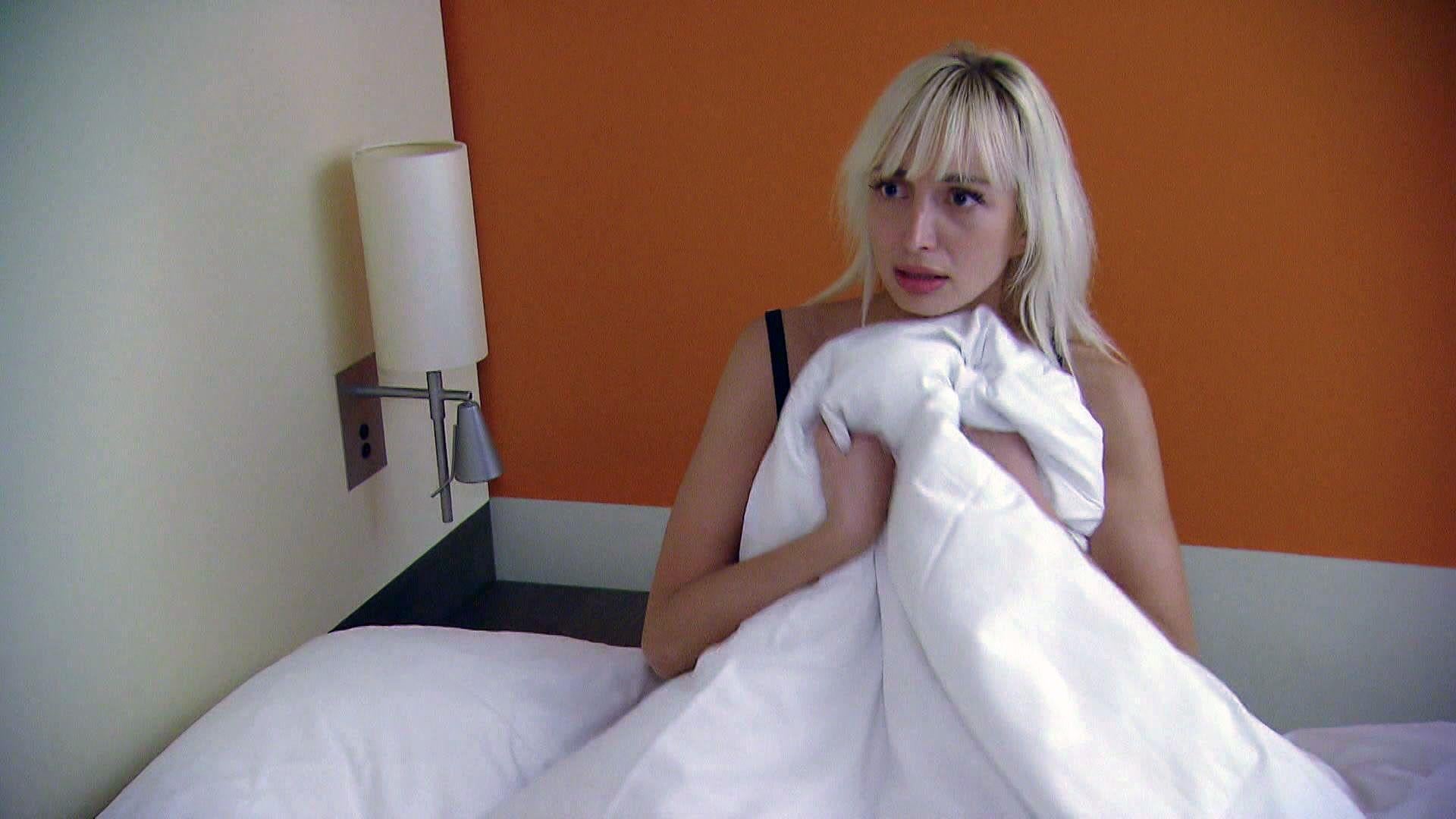 Hotelbesucherin findet halbnackte Frau im Bett