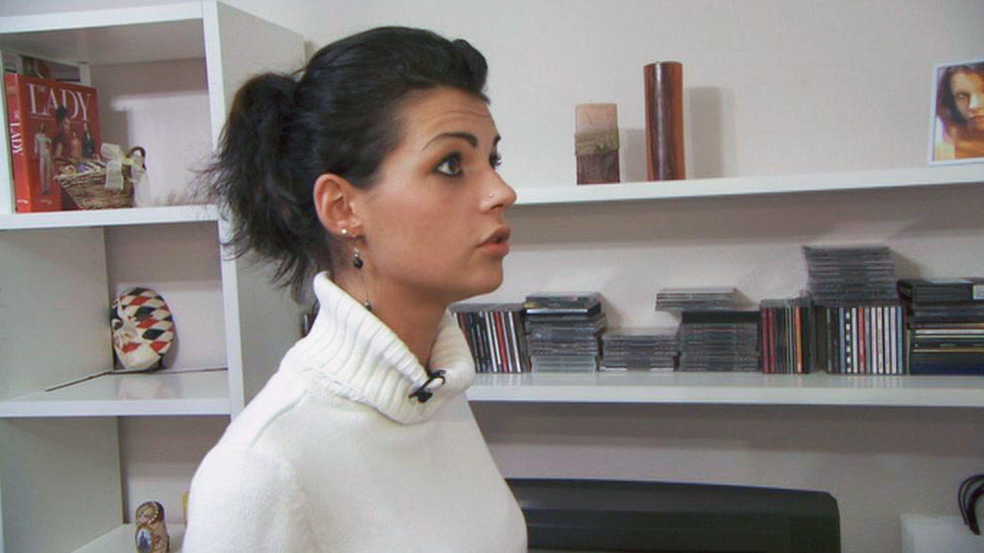 Schwangere junge Frau versteckt sich vor ihrem Mann