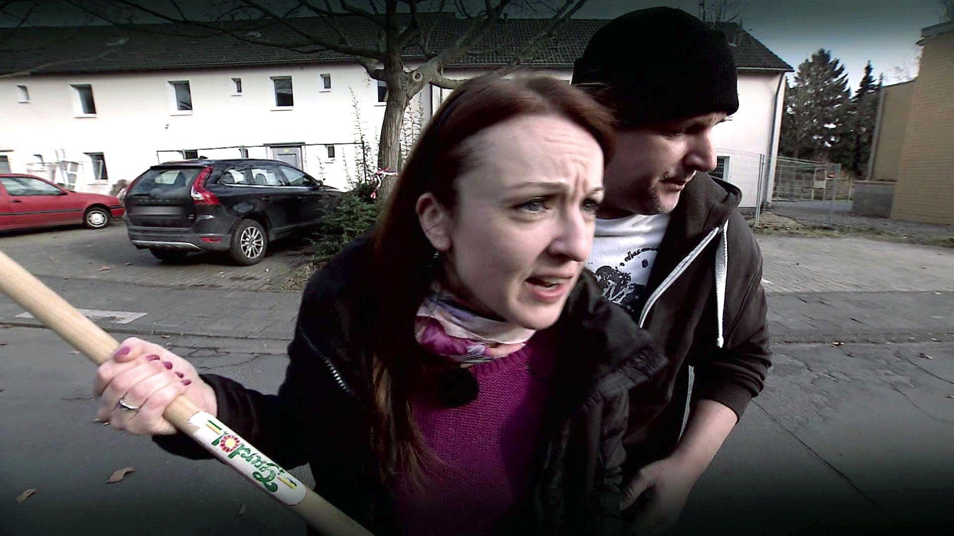 Laubbläser provoziert gefährliche Nachbarn