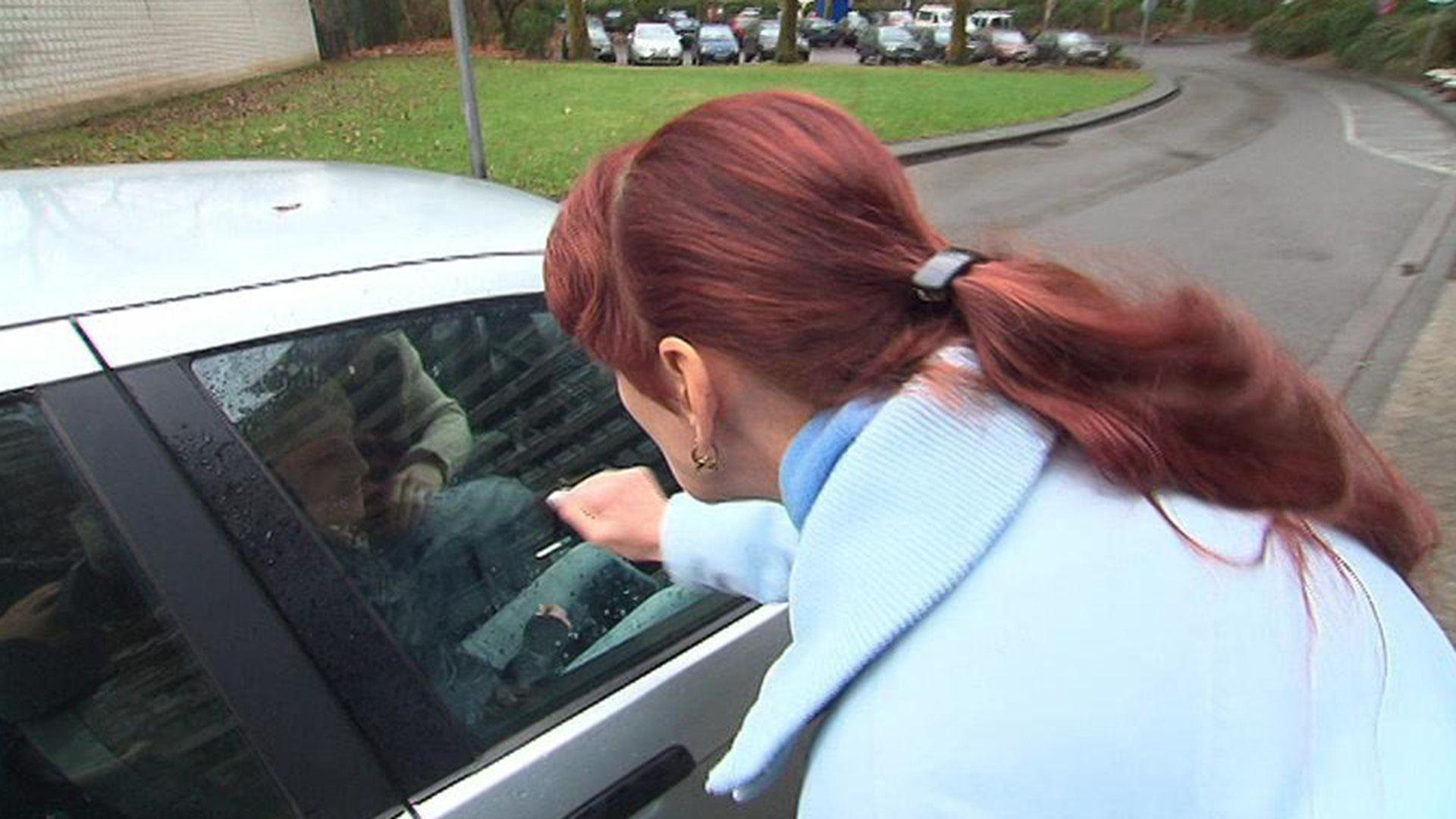 Mutter hat Panik vor den gefährlichen Freunden der Teenie-Tochter
