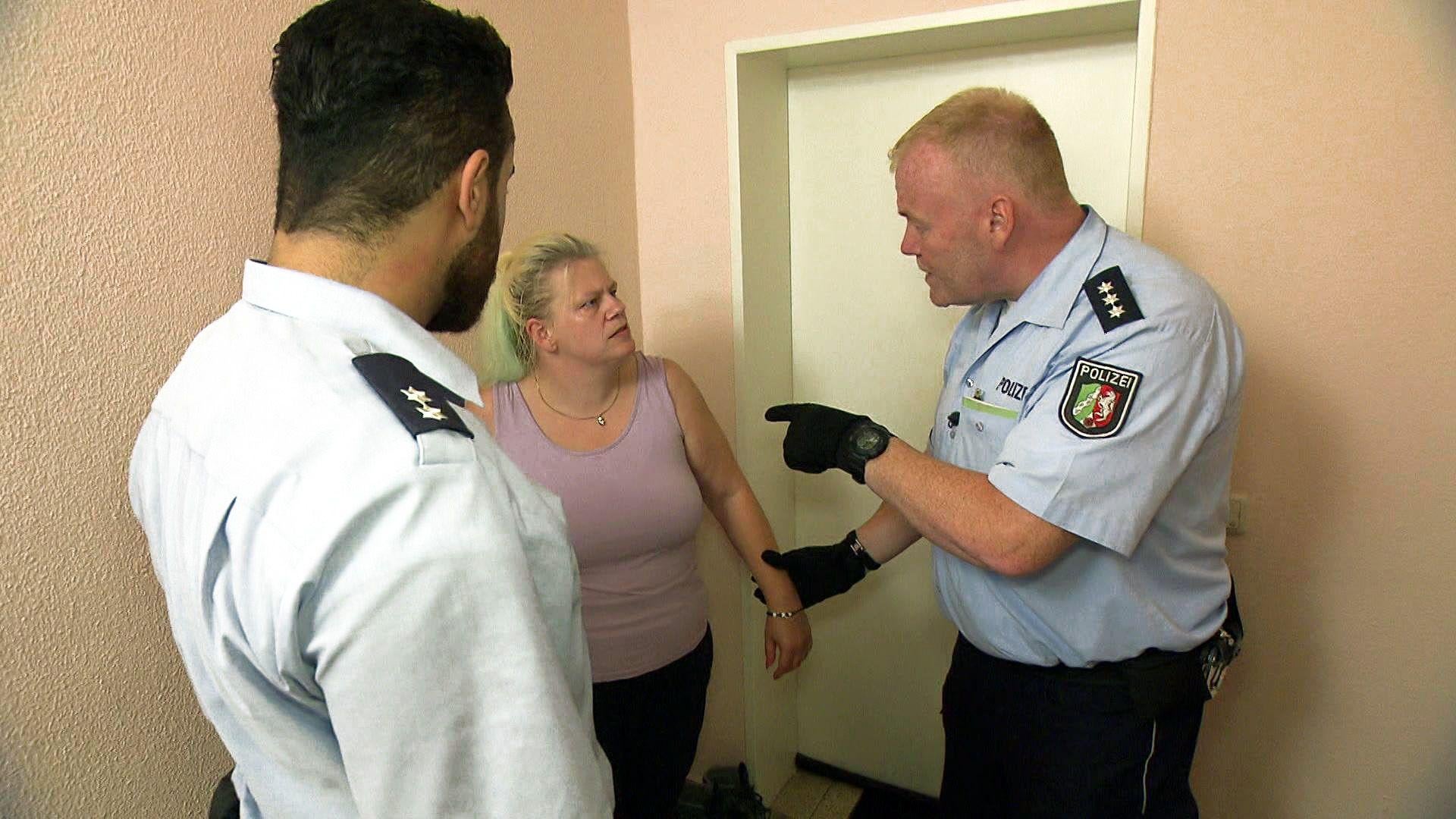 Dicke Mutter setzt sich auf Nachbarin