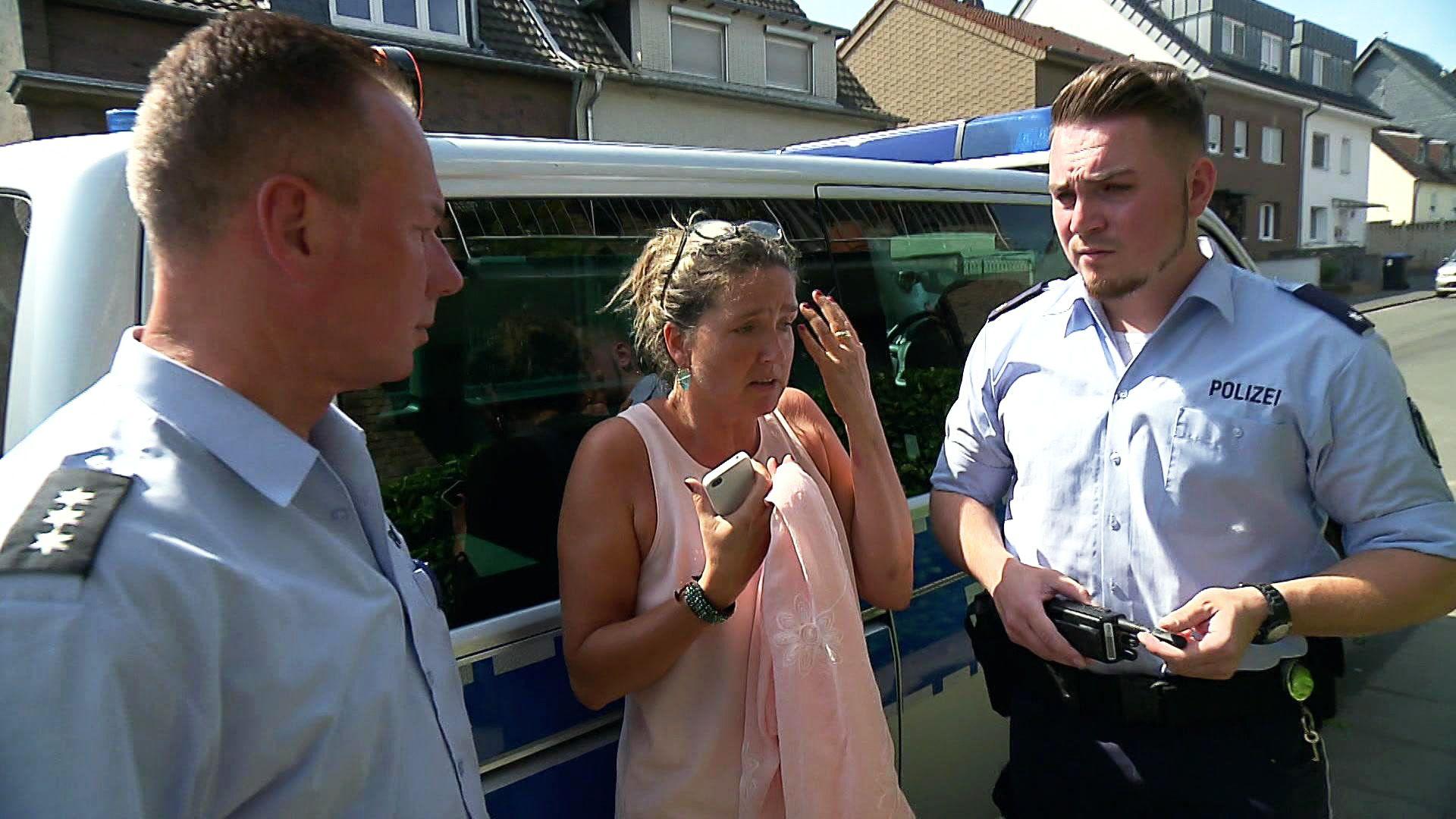 Frau findet nackten Mann im Bett
