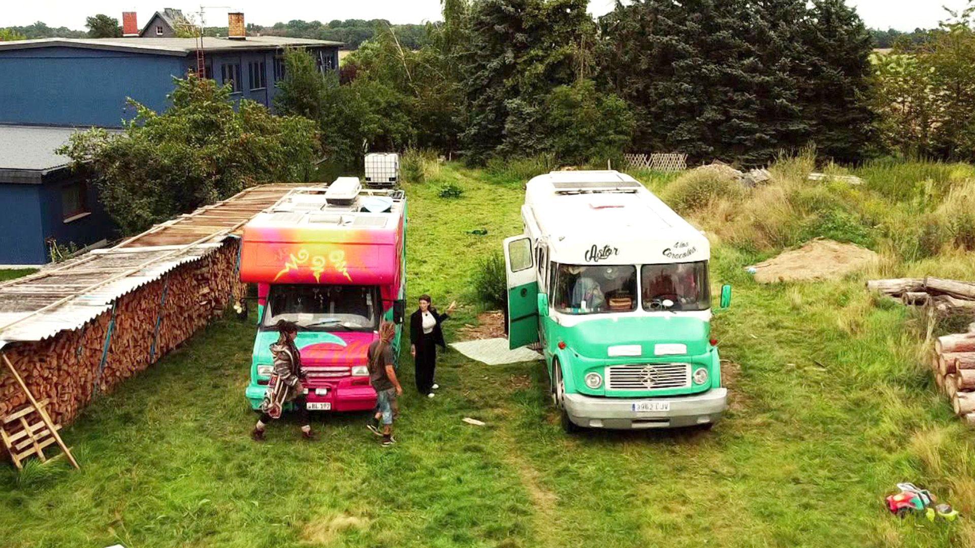 Villa am See / Buntes Wohnmobil / Loft im Bahnhof