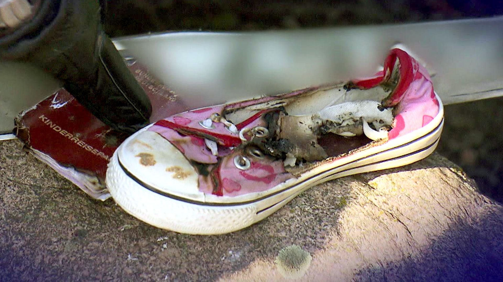 Angekokelter Kinderschuh bringt Polizei auf eine verdächtige Spur / Nächtlicher Nacktbader bleibt im Freibadtor stecken