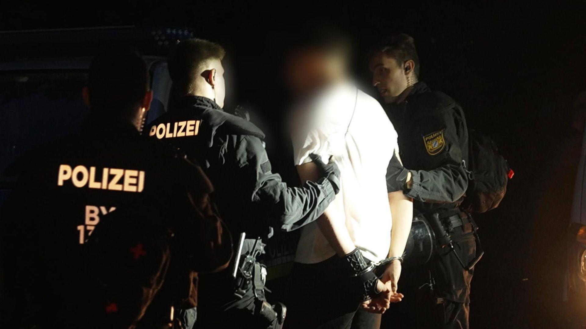 Angegangen, angepöbelt, angegriffen - Wer will noch Polizist werden?