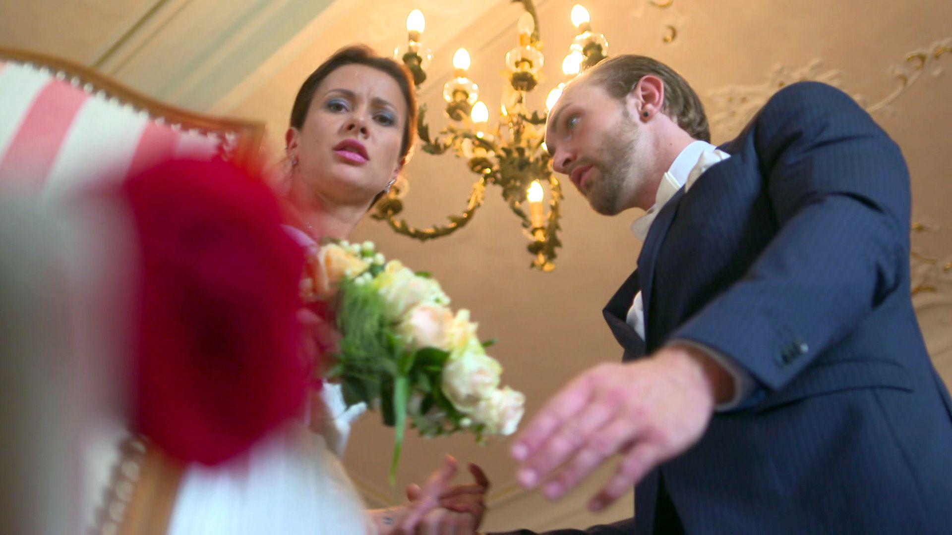 Rote Rose bringt Braut aus der Fassung