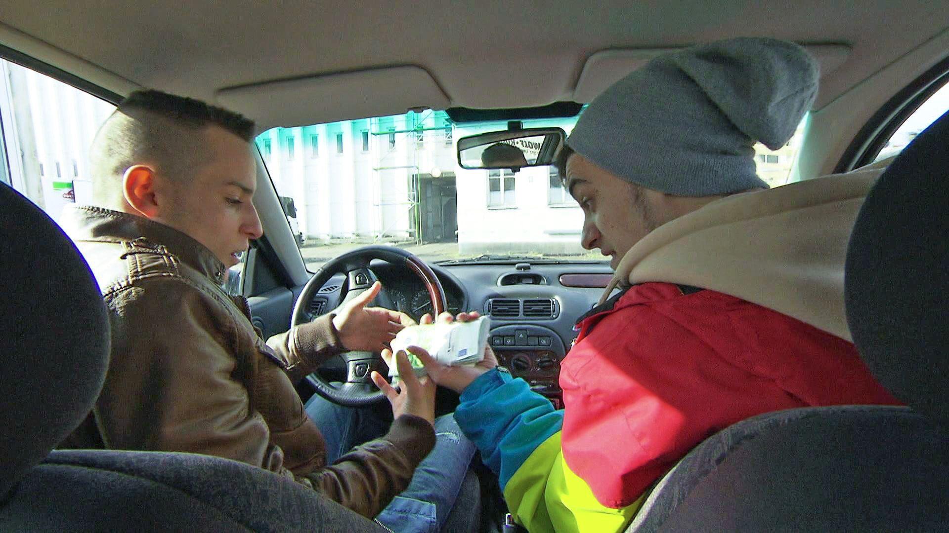 Jugendliche finden immens hohen Geldbetrag unter Fußmatte