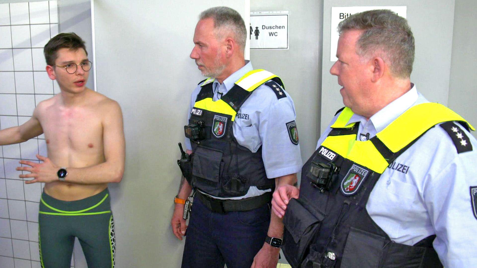Spannerverdacht im Schwimmbad / Alles für die Familie