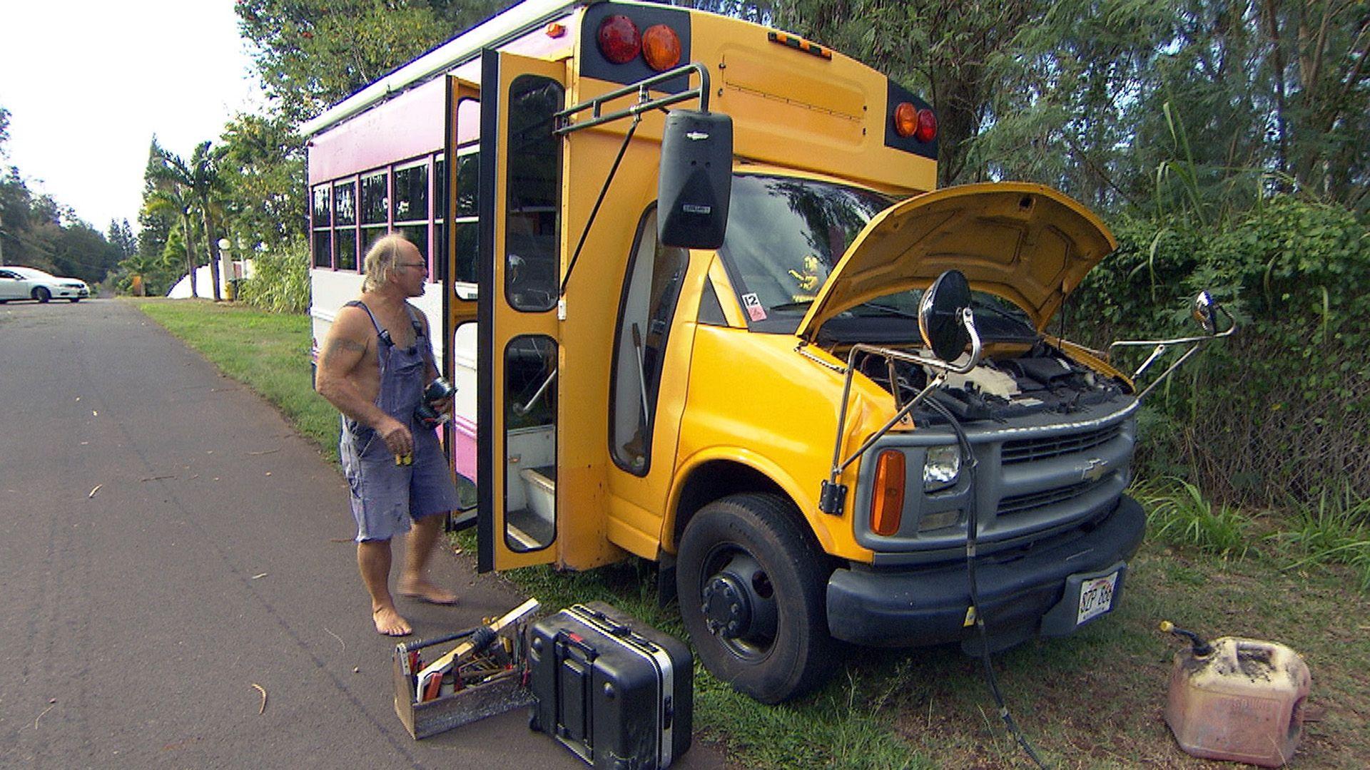 Manus Bus bleibt liegen