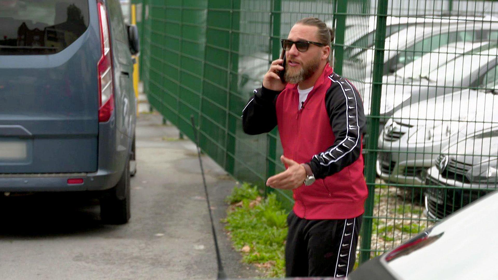 Wissam Chahine wird bei einer Probefahrt zum Fahrlehrer