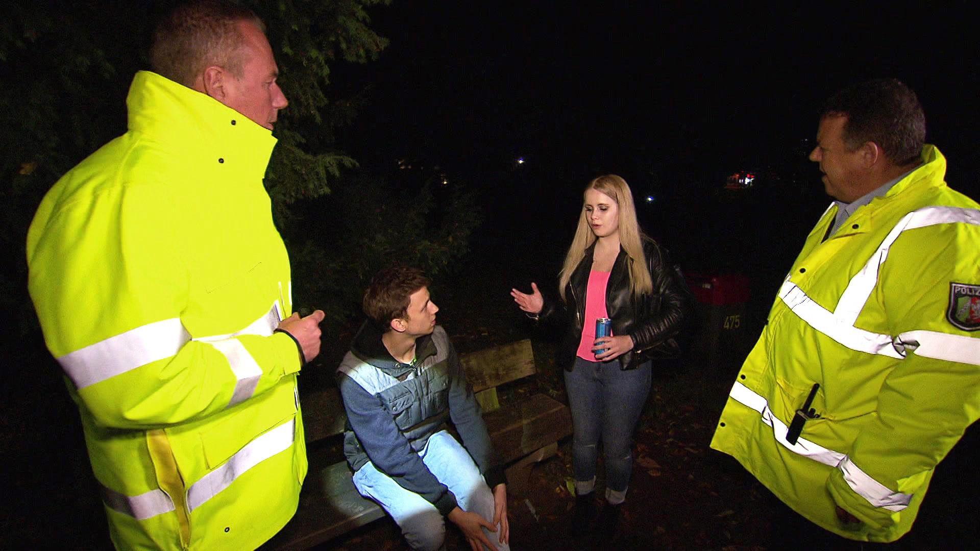 Junges Paar wird im Stadtpark überfallen