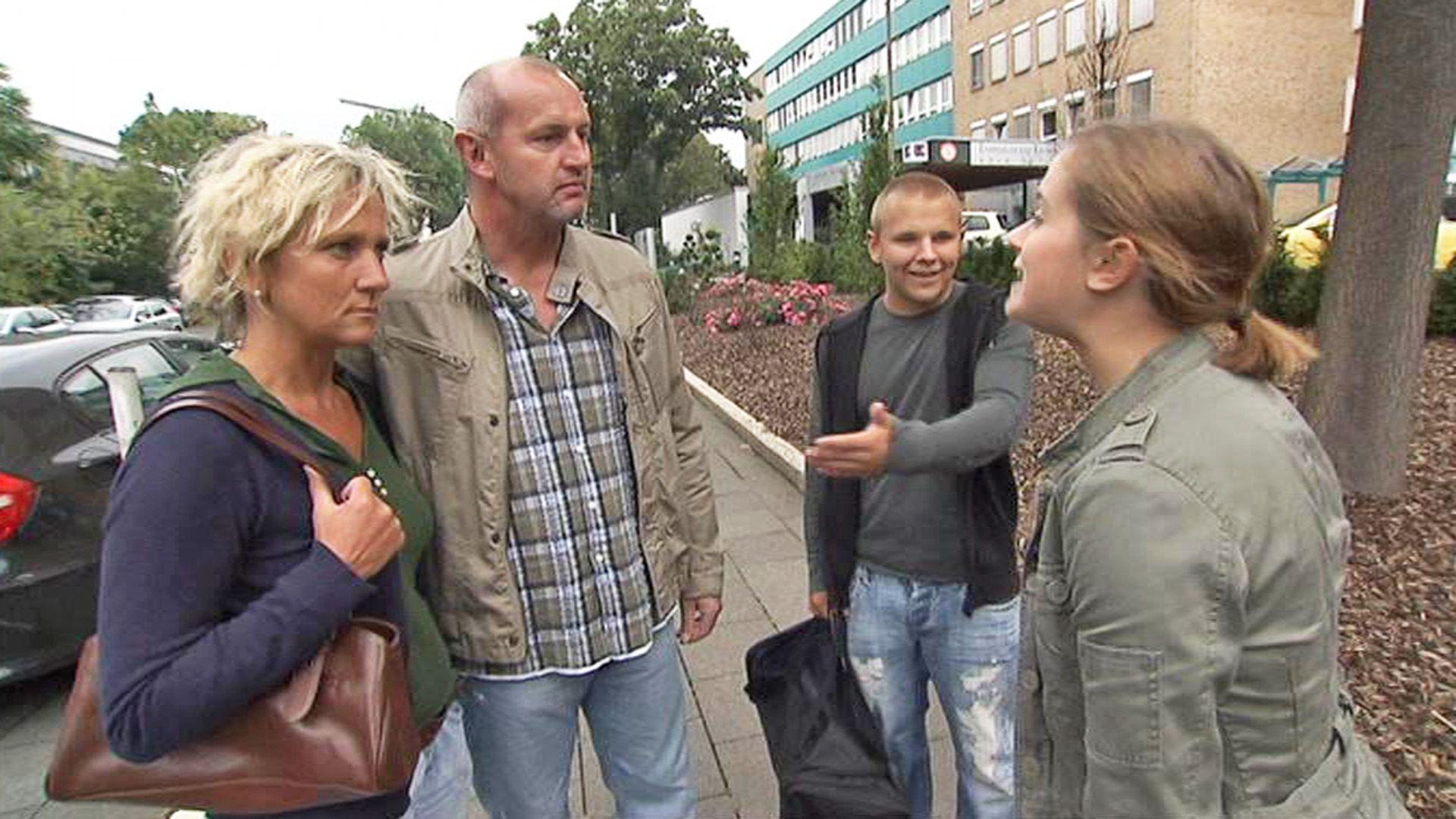 Sohn schlägt seine Stiefmutter