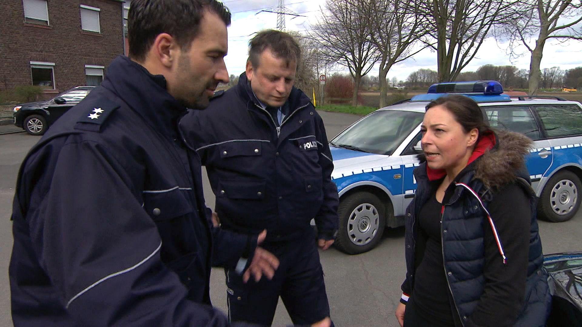 Junge Frau lebt mit einem Kleinkind in einem Auto