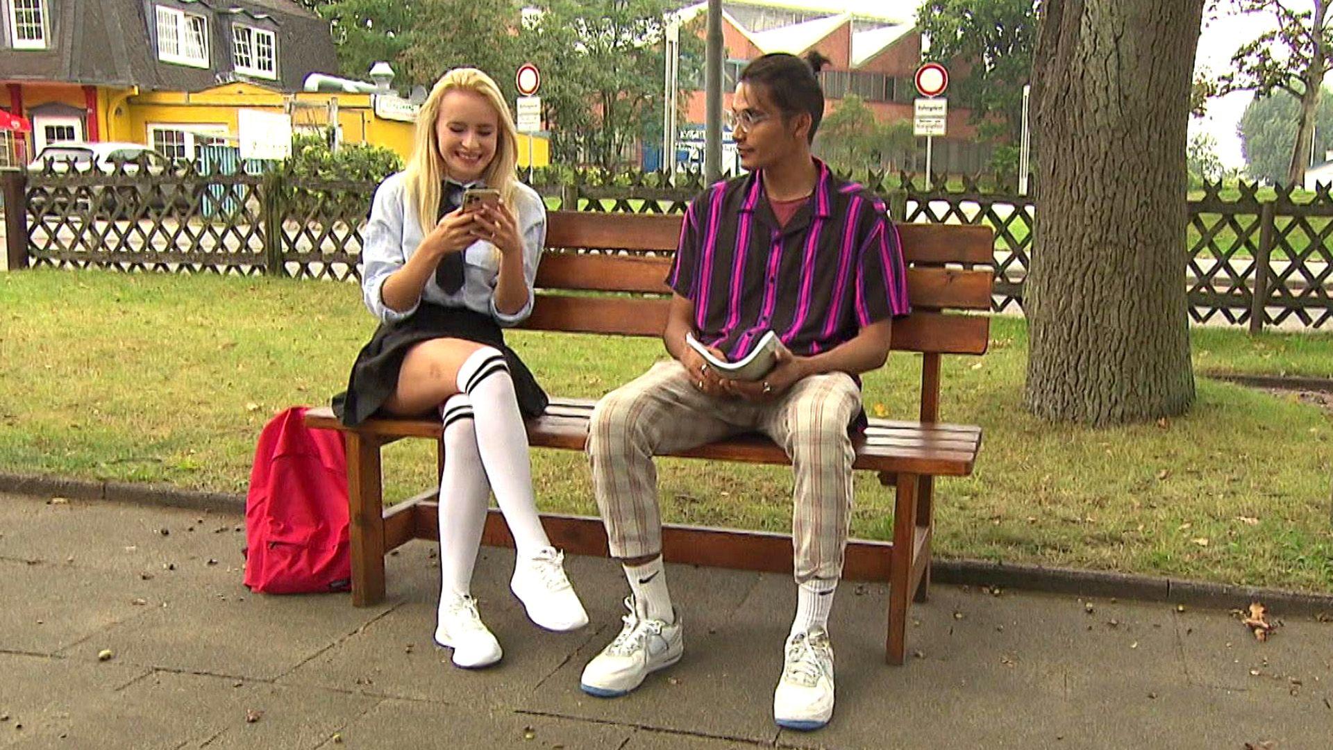 Schüler feiern Busenshow