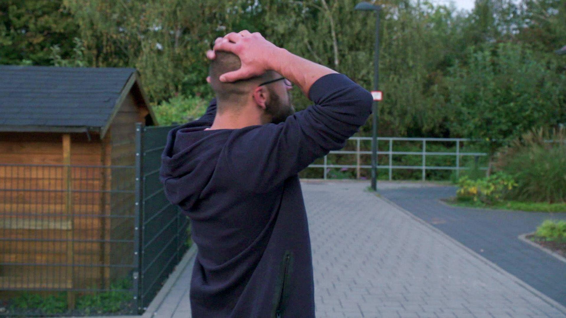 Mann rast mit Campingbus ins Haus seiner Ex-Freundin / YouTuber nutzt Fans aus