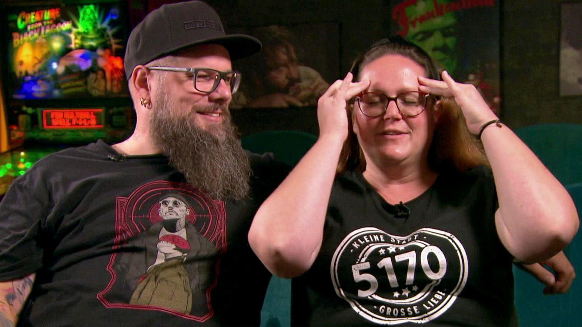 Kathrin und Andreas testen ein Anti-Aging Accessoire.