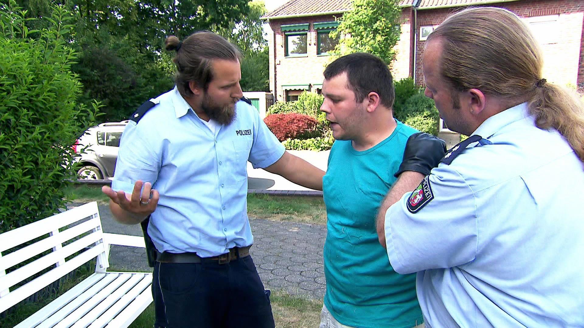 Mann randaliert mit Gartenzwergen